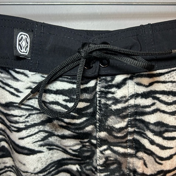 Vintage Maui Built fur zebra swim shorts - Picture 5 of 11